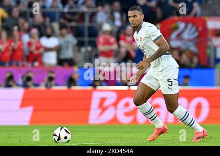 Manuel Akanji (5) de Suisse photographié lors d'un match de football entre les équipes nationales d'Écosse et de Suisse le 2e jour de match du groupe A dans la phase de groupes du tournoi UEFA Euro 2024 , le mercredi 19 juin 2024 à Cologne , Allemagne . PHOTO SPORTPIX | David Catry Banque D'Images