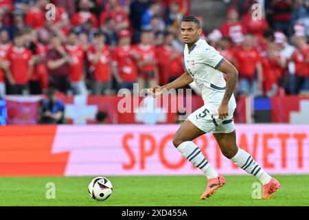 Manuel Akanji (5) de Suisse photographié lors d'un match de football entre les équipes nationales d'Écosse et de Suisse le 2e jour de match du groupe A dans la phase de groupes du tournoi UEFA Euro 2024 , le mercredi 19 juin 2024 à Cologne , Allemagne . PHOTO SPORTPIX | David Catry Banque D'Images