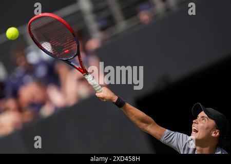 Anhelina Kalinina en action contre Yulia Putintseva dans leur match en simple féminin le sixième jour du Rothesay Classic à Edgbaston Priory Club, Birmingham. Date de la photo : jeudi 20 juin 2024. Banque D'Images