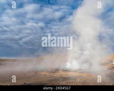 Geysers et vapeur montante dans le désert d'Atacama, ChileGeysers dans le désert d'Atacama, Chili Banque D'Images