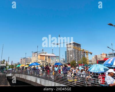 Pont piétonnier dans le paysage urbain de Santiago du Chili Banque D'Images