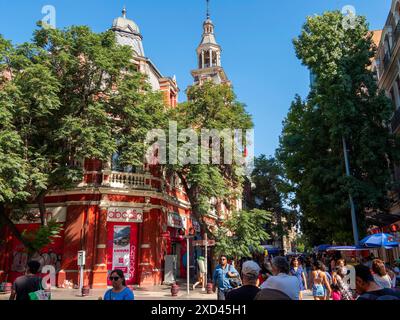 Les gens se promenant dans la vieille ville, Santiago, Chili Banque D'Images
