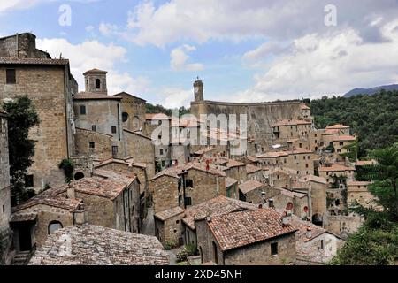 Vue sur le vieux centre-ville de Pitigliano, Toscane, Italie, Europe, vieille ville historique avec des maisons en pierre typiques et un mur environnant, nuages et ciel Banque D'Images