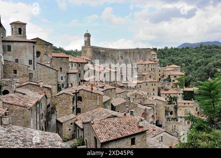 Vue sur le vieux centre-ville de Pitigliano, Toscane, Italie, Europe, vieille ville historique avec des maisons en pierre sur une colline, sous un ciel nuageux, Toscane, Europe Banque D'Images