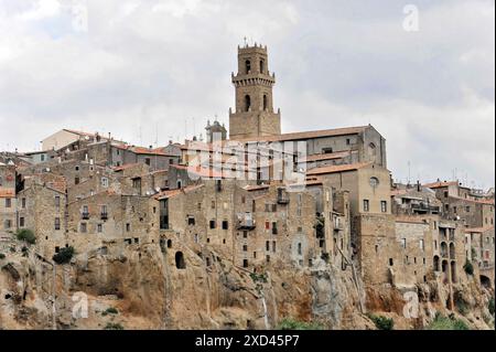 Vue sur le centre historique de Pitigliano, Toscane, Italie, Europe, tours médiévales au-dessus des bâtiments en pierre d'une ville toscane, Toscane, Europe Banque D'Images