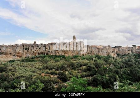 Vue du centre historique de Pitigliano, Toscane, Italie, Europe, ville médiévale sur une colline avec paysage environnant en Italie, Toscane, Europe Italie Banque D'Images