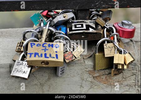 Florence, Toscane, Italie, Europe, beaucoup de serrures d'amour sur une clôture, symbolisant l'amour éternel, la Toscane Banque D'Images