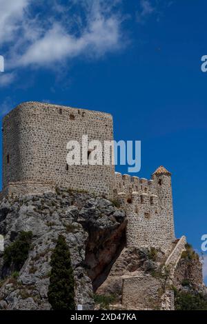 Petit château près de l'église à Olvera, Andalousie, Espagne Banque D'Images