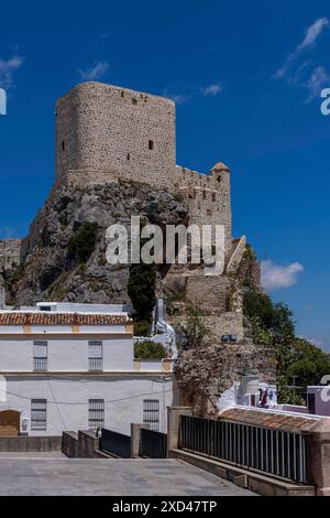 Château avec tour, Olvera, Andalousie, Espagne Banque D'Images