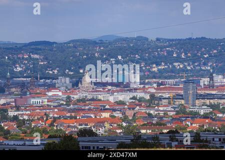 Paysage urbain Dresde avec des bâtiments et des sites célèbres avec vue sur les pentes orientales de l'Elbe, vue lointaine de Dresde vue de l'ouest Banque D'Images