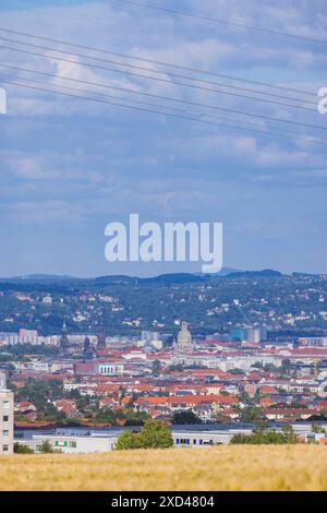 Paysage urbain Dresde avec des bâtiments et des sites célèbres avec vue sur les pentes orientales de l'Elbe, vue lointaine de Dresde vue de l'ouest Banque D'Images