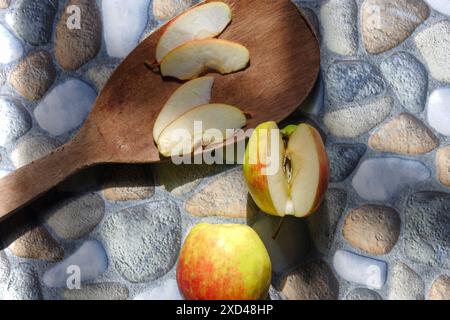 photos de pommes dans différents styles, certaines sont encore intactes, certaines sont taillées avec un fond de pierre Banque D'Images