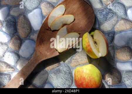 photos de pommes dans différents styles, certaines sont encore intactes, certaines sont taillées avec un fond de pierre Banque D'Images