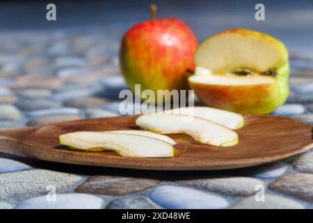 photos de pommes dans différents styles, certaines sont encore intactes, certaines sont taillées avec un fond de pierre Banque D'Images
