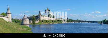 Rivière Velikaya dans le centre historique de Pskov (panorama), Russie Banque D'Images