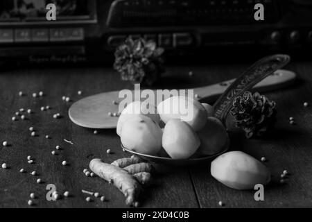 La photo est d'épices de cuisine sous forme de pommes de terre, curcuma, poivre blanc sur fond d'une vieille radio Banque D'Images