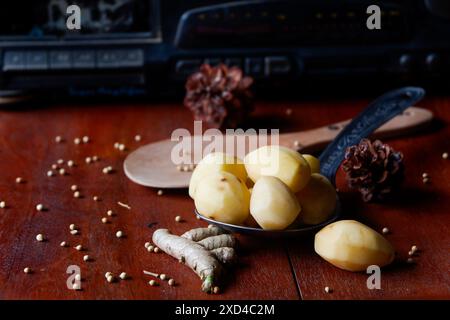 La photo est d'épices de cuisine sous forme de pommes de terre, curcuma, poivre blanc sur fond d'une vieille radio Banque D'Images