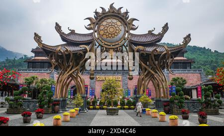 BA Na Hills, Vietnam - 7 février 2024 : entrée principale du Ba Na Hills Sunworld Resort, près de Da Nang, Vietnam Banque D'Images