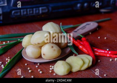 La photo est d'épices de cuisine sous forme de pommes de terre, curcuma, poivre blanc sur fond d'une vieille radio Banque D'Images