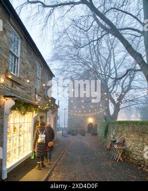 Historique Lane et Vicar's Pele Tower à Corbridge, Northumberland. Le magasin Vintage at the Tower est sur la gauche. Banque D'Images