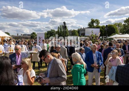 The Goffs London Sale, la vente de pur-sang la plus exclusive de Londres où les chevaux changent de mains pour des millions, Kensington Palace Gardens, Londres, Royaume-Uni Banque D'Images