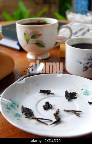 Photo de thé et de café sur une table en bois, parfait pour ceux d'entre vous qui ont besoin de photos de nourriture et de boissons Banque D'Images