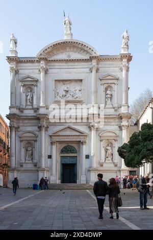 Façade avant de Chiesa San Rocco, Campo San Rocco, San Polo, Venise, Vénétie, Italie, avec les touristes et les locaux.une des églises de la peste de la ville Banque D'Images