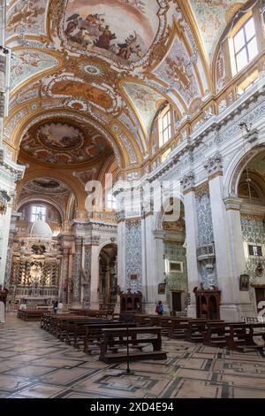 Intérieur de Chiesa dei Gesuiti, église Santa Maria Assunta, Cannaregio, Venise, Italie avec ses murs en marbre incrusté vert et blanc Banque D'Images