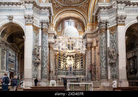 Intérieur et autel principal de Chiesa dei Gesuiti, église Santa Maria Assunta, Cannaregio, Venise, Italie avec son marbre incrusté vert et blanc complexe Banque D'Images