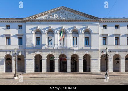 Façade néoclassique de l'Hôtel de ville ou Palazzo municipale, Chioggia, Venise, Italie situé dans le sud de la lagune Banque D'Images