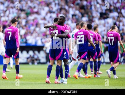 Stuttgart, Allemagne. 19 juin 2024. Stuttgart, MHP Arena, 19.06.2024 : Jamal Musiala, d'allemagne (l), célèbre avoir marqué le but 1:0 avec Antonio Ruediger, d'allemagne, lors du match Championnat d'Europe de l'UEFA 2024 Allemagne contre Hongrie. Crédit : Mika Volkmann/Alamy Live News Banque D'Images