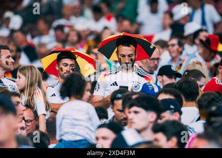 Stuttgart, Allemagne. 19 juin 2024. Stuttgart, MHP Arena, 19.06.2024, les fans allemands regardent dans leur smartphone après le match Championnat d'Europe UEFA 2024 Allemagne contre Hongrie. Crédit : Mika Volkmann/Alamy Live News Banque D'Images