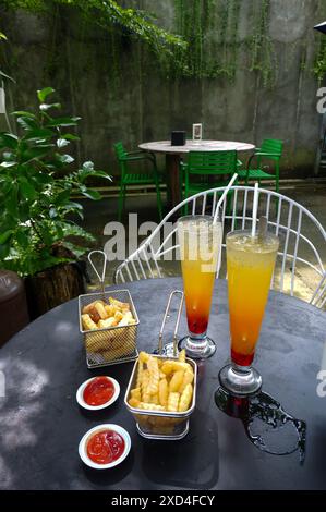 La photo est une photo de collations légères de frites et de boissons fraîches. La photo a été prise dans un café à Kebumen, Central Java Banque D'Images