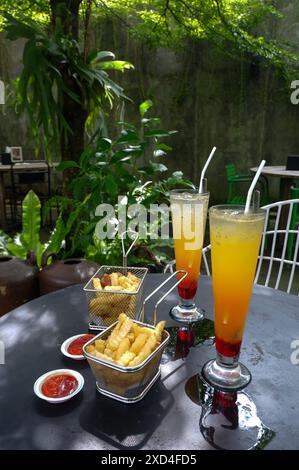 La photo est une photo de collations légères de frites et de boissons fraîches. La photo a été prise dans un café à Kebumen, Central Java Banque D'Images