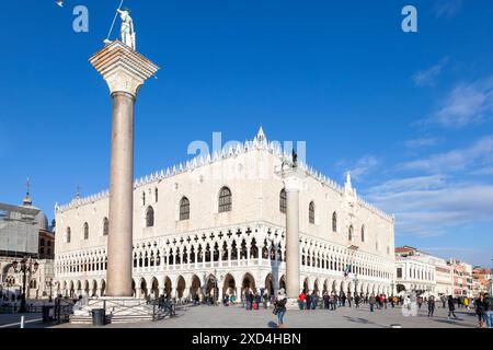 Palais des Doges, Palazzo Ducale, Palais Ducal avec la colonne de St Teodoro (St Theodore) et les touristes, Piazetta San Marco, Venise, Italie Banque D'Images