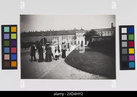 Heldenplatz et le Leopoldinischer Trakt à la Hofburg à Vienne vers 1900, montrant les gens et l'activité quotidienne sur la place. Conservé au musée de Wien. Banque D'Images
