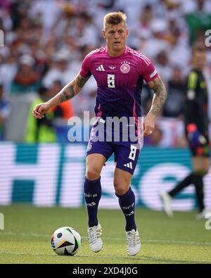 STUTTGART, ALLEMAGNE - 19 JUIN : L'Allemand Toni Kroos court avec un ballon lors du match de la phase de groupes de l'UEFA EURO 2024 entre l'Allemagne et la Hongrie à Stuttgart Arena le 19 juin 2024 à Stuttgart, Allemagne. © diebilderwelt / Alamy Stock Banque D'Images
