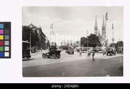 1., Schottenring / Universitätsstraße / Währinger Straße / Schottengasse (Schottenkreuzung) - Allgemein - Blick über Ringstraße und Sigmund-Freud-Park Richtung Votivkirche (reproduction) inconnu, photographe Wien Museum, Timotheus Tomicek, automobile, avec des personnes, vélo, église (extérieur), bâtiment universitaire, collège, éclairage de rue, horloge, chemin de fer, tramway, chemin de fer à crémaillère, poster-pilier, Schottenring vers 1920 (image) Banque D'Images