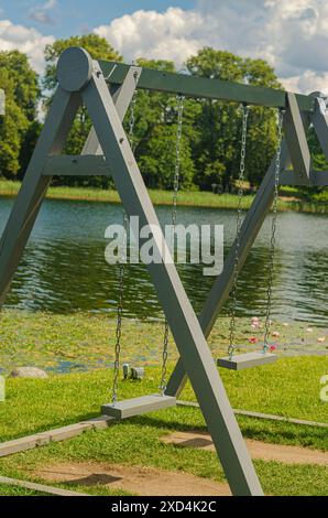 Une balançoire grise vide dans le parc des enfants. Photo de haute qualité Banque D'Images