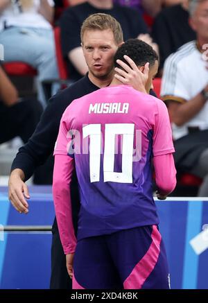 STUTTGART, ALLEMAGNE - 19 JUIN : Julian Nagelsmann entraîneur-chef de l'Allemagne avec l'Allemand Jamal Musiala lors du match de la phase de groupes de l'UEFA EURO 2024 entre l'Allemagne et la Hongrie à la Stuttgart Arena le 19 juin 2024 à Stuttgart, Allemagne. © diebilderwelt / Alamy Stock Banque D'Images