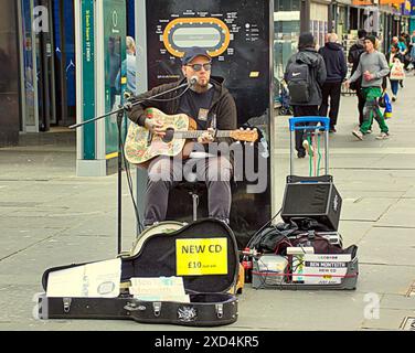 Glasgow, Écosse, Royaume-Uni. 20 juin 2024 : Météo britannique : Ben Monteith le plus célèbre artiste de rue et star de tv Ben Monteith dans l'entrée de métro St enoch Square. Journée ensoleillée humide et chaude dans la ville dans la ville a vu le code busking entrer en vigueur. Crédit Gerard Ferry/Alamy Live News Banque D'Images