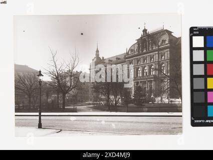 1., Schmerlingplatz 10-11 - Justizpalast - Blick Richtung Volksgartenstraße (reproduction) vraisemblablement : Martin Gerlach sen. (1846—1918), photographe, Gerlach & Wiedling (Buch- und Kunstverlag), maison d'édition Timtom, bâtiment de cour, jardins publics, parc, ECLAIRAGE de rue, Justizpalast, Schmerlingplatz vers 1900 (image), vers 1959 (reproduction) Banque D'Images