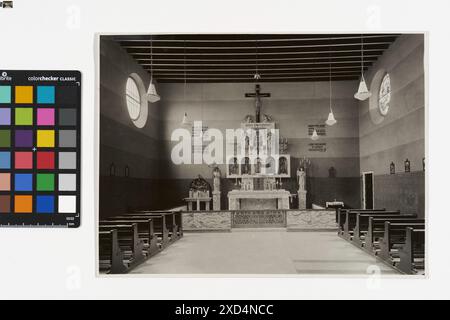 Photographie de Martin Gerlach jun. Montrant l'intérieur de l'église paroissiale 'Three Wonderful Mother of God' à Buchengasse 108, y compris l'autel et le crucifix, vers 1935-1937. Banque D'Images