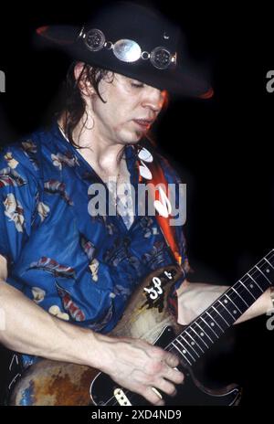 Le guitariste américain Steve Ray Vaughan en concert à Londres en 1984 Banque D'Images