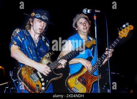 Le guitariste américain Steve Ray Vaughan en concert à Londres en 1984, avec le bassiste de double trouble Tommy Shannon Banque D'Images