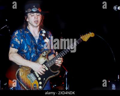 Le guitariste américain Steve Ray Vaughan en concert à Londres en 1984 Banque D'Images