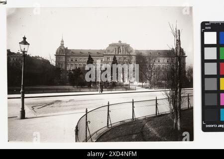 1., Schmerlingplatz 10-11 - Justizpalast - Blick vom Dr-Karl-Renner-Ring (reproduction) vraisemblablement : C. Angerer & Göschl (1870—1983), Reproduktionsanstalt timtom, éclairage public, posing-by, jardins publics, parc, palais de justice, Justizpalast, Schmerlingplatz vers 1900 (image) Banque D'Images