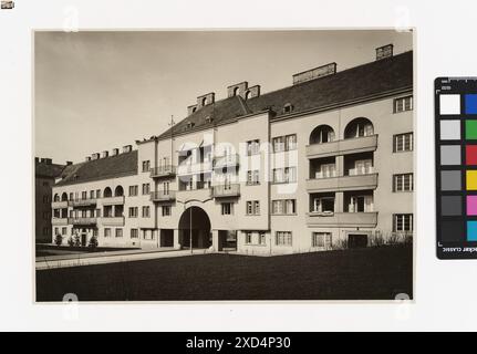 Une photographie de Martin Gerlach jun en 1935. Montre la façade de la cour intérieure de Birkenhof dans le complexe d'appartements George-Washington-Hof sur Triester Straße, mettant en évidence la structure du bâtiment plat, capturée par Timtom. Banque D'Images