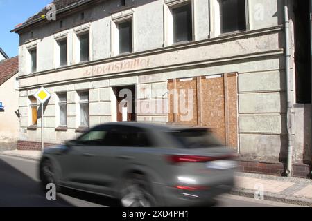 Die kaputte Stadt : Blick am Donnerstag 20.06.2024 auf das Stadtzentrum von Loitz Vorpommern Greifswald. In der Stadt Hat man es seit der Wende im Jahr 1989 sichtbar versäumt, die Innenstadt weiter zu entwickeln. Rund um den schmucken Marktplatz gibt es immer noch zahlreiche Bauruinen und Baulücken. Dazu sind zahlreiche Geschäfte und Kleinbetriebe geschlossen. Niemand Hat es in den zurückliegenden Jahrzehnten geschafft, die desaströse Entwicklung grundlegend aufzuhalten. Zwar gibt es hier und da kleine Lichtblicke. Aber dennoch ist BEI Gesprächen mit Einwohner immer wieder zu hören : an einigen Banque D'Images