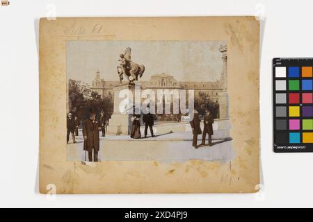 1., Schmerlingplatz 10-11 - Justizpalast - Blick vom Dr-Karl-Renner-Ring - mit Bürgermeister Lueger vraisemblablement : Martin Gerlach sen. (1846—1918), photographe timtom, bâtiment de cour, sculpture, jardins publics, park, maire, bourgmestre, avec des gens, policier, constable, Justizpalast, Schmerlingplatz après 1900 Banque D'Images